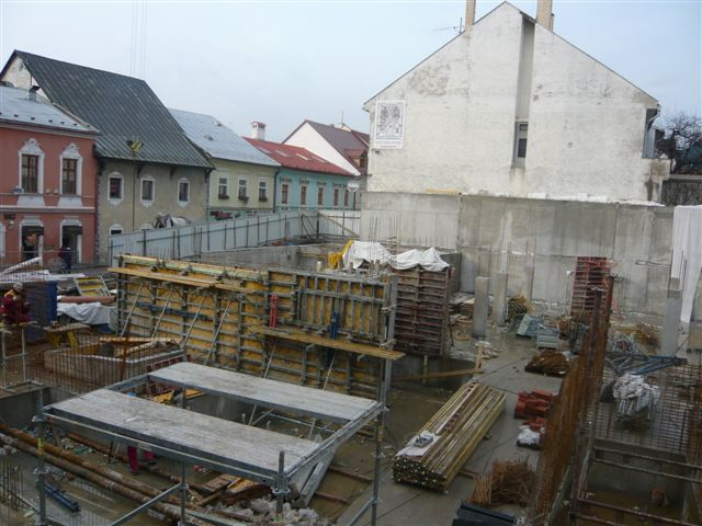 Novostavba polyfunkčného domu na Hornej Striebornej ulici v Banskej Bystrici - január 2010